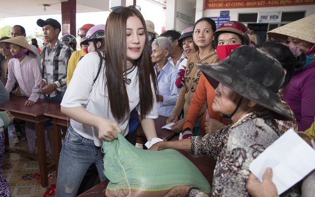 Tố My đưa các học trò về Bến Tre làm từ thiện cuối năm