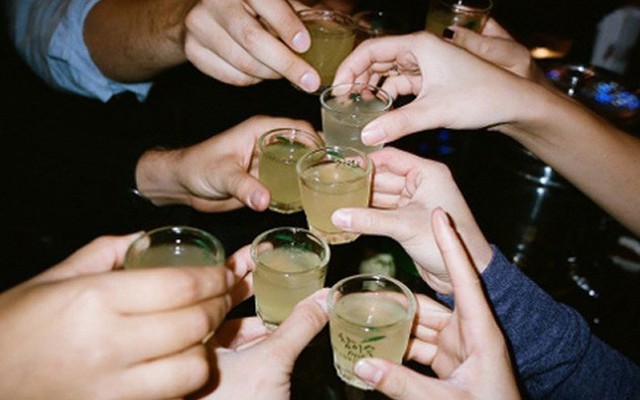 Cách cắt cơn say, giảm độc tố và triệu chứng khó chịu mỗi khi uống rượu "cực nhạy"