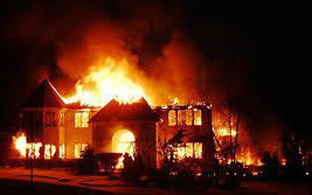 Thiếu niên nhậu xỉn đốt nhà mình nhưng nhà hàng xóm bị cháy rụi