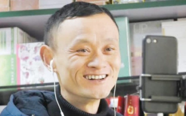 Chủ cửa hàng tạp hóa kiếm bộn tiền nhờ ngoại hình y chang Jack Ma