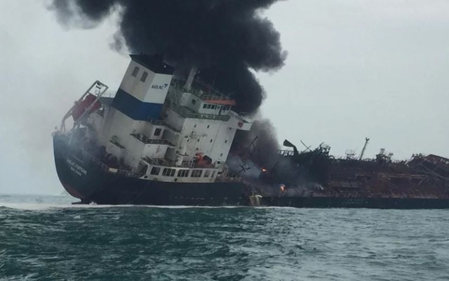 Tàu chở dầu treo cờ Việt Nam cháy ngùn ngụt ngoài khơi Hong Kong, có người thiệt mạng