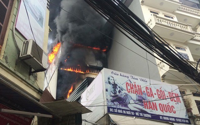 Hà Nội: Cháy dữ dội cửa hàng chăn ga gối đệm giữa trưa
