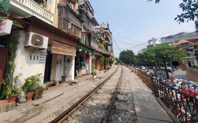 Phố cà phê đường tàu: Hàng quán đóng cửa, du khách không được vào khu vực đường tàu