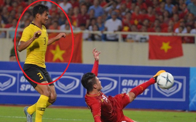 Hậu vệ Malaysia bị chê cười với hình ảnh "sợ đau" khi Quang Hải ghi bàn