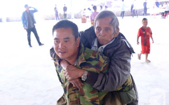 Hình ảnh xúc động tại Lào: Con trai út cõng cha già 77 tuổi bị liệt vượt hàng chục cây số đến nhờ bác sĩ Việt chữa trị