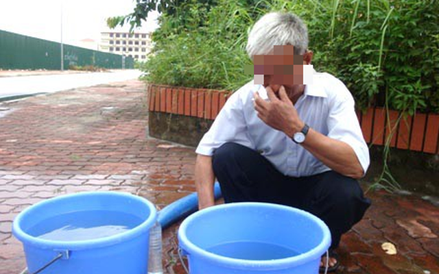 Nước sạch ở nhiều khu vực tại Hà Nội xuất hiện "mùi rất hắc, sộc lên gây khó chịu"