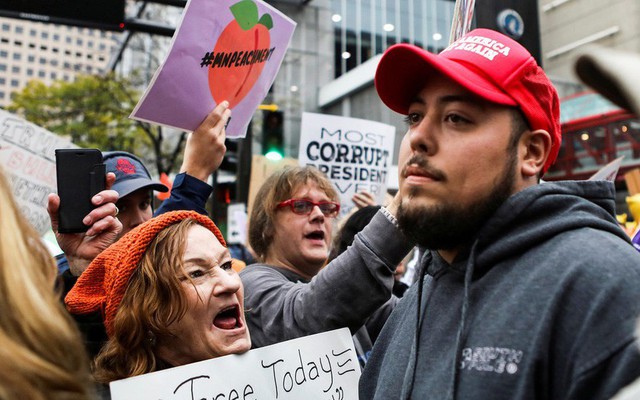 Đốt mũ đỏ MAGA, ném nước tiểu: Biểu tình lớn giữa cuộc vận động của TT Trump