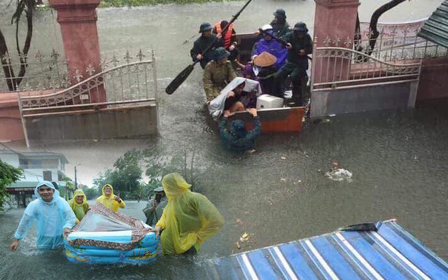 Nghệ An: Nước ngập cao ngang cửa sổ, nhà trai dùng phao bơi kéo lễ ăn hỏi tới nhà gái