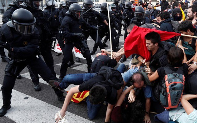 Nửa triệu người xuống đường biểu tình, bạo lực bùng phát tại Catalonia