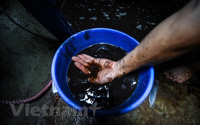 Viwaco thau rửa bể chung cư phát hiện nước đen kịt nồng nặc mùi