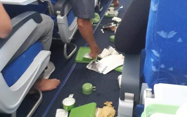 Bamboo Airways lên tiếng về sự cố đồ ăn rơi vãi trên khoang máy máy