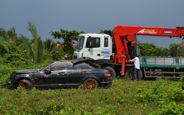 Đang tiến hành giám định chất kích thích 3 nạn nhân tử vong trong vụ xe Mercedes lao xuống rạch