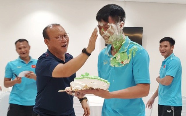 Đón sinh nhật tuổi 24, Bùi Tiến Dũng lĩnh trọn "đặc sản" hài hước của ĐT Việt Nam
