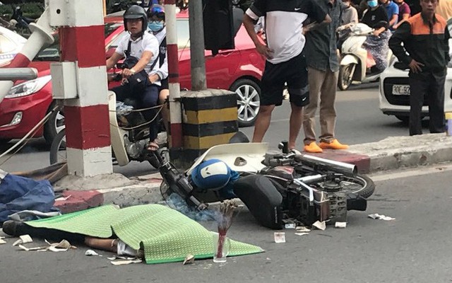 Người đàn ông đi xe máy tử vong do tông vào trụ cầu vượt ở Hà Nội