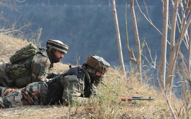 Binh sỹ Ấn Độ và Pakistan đấu pháo và súng ở khu vực Kashmir