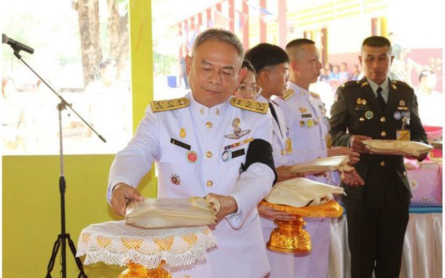 Sau khi phế truất Hoàng Quý phi, vua Thái Lan sa thải một loạt sĩ quan cấp cao