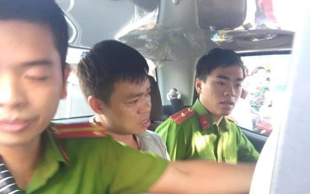 Nam thanh niên lẻn vào trường tiểu học, phụ huynh vây bắt vì nghi bắt cóc trẻ em