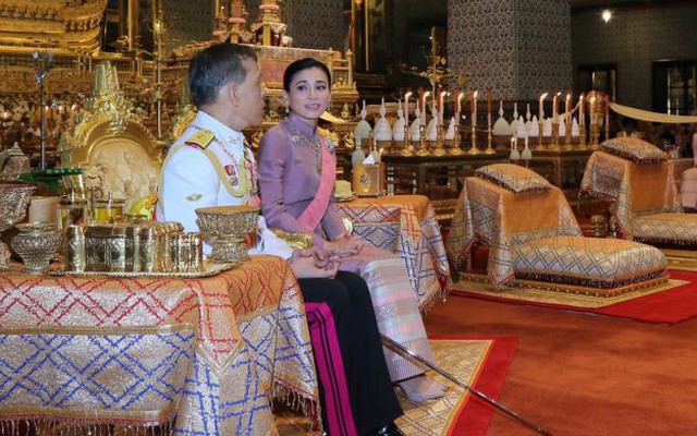 Giữa xôn xao phế truất Hoàng phi, Hoàng gia Thái Lan đăng ảnh Nhà vua-Hoàng hậu "như hình với bóng" 3 ngày liên tiếp