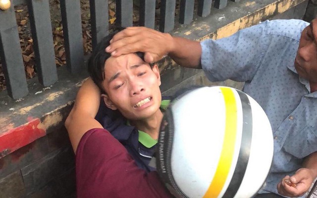 Con trai khóc ngất tại hiện trường vụ tai nạn mẹ bị xe tải cán tử vong ở Sài Gòn