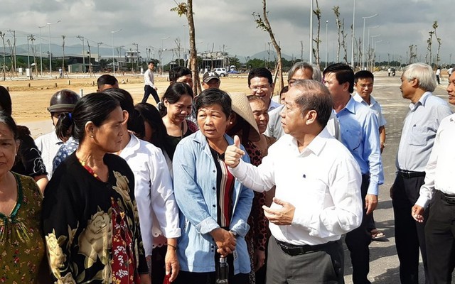 Thừa Thiên - Huế: Chủ tịch tỉnh cùng người dân đi xem nơi ở mới