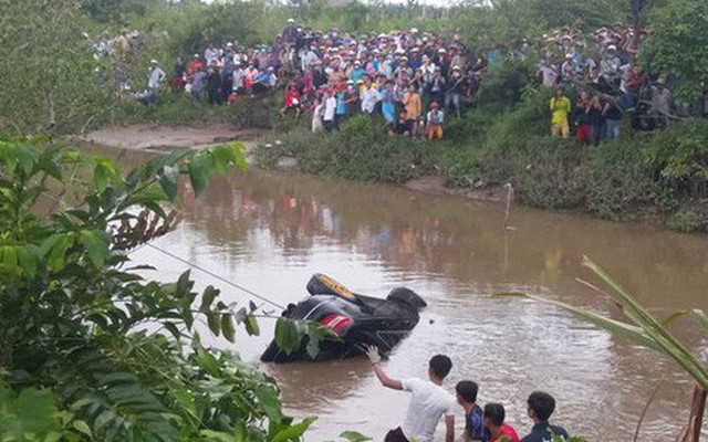 "Đến khi lượm được logo Mercedes ở sát bờ sông, chúng tôi chắc chắn là mấy đứa nhỏ ở dưới"