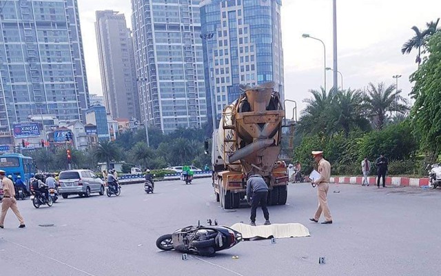 Hai phụ nữ bị xe bồn chở bê tông đâm tử vong giữa phố ở Hà Nội