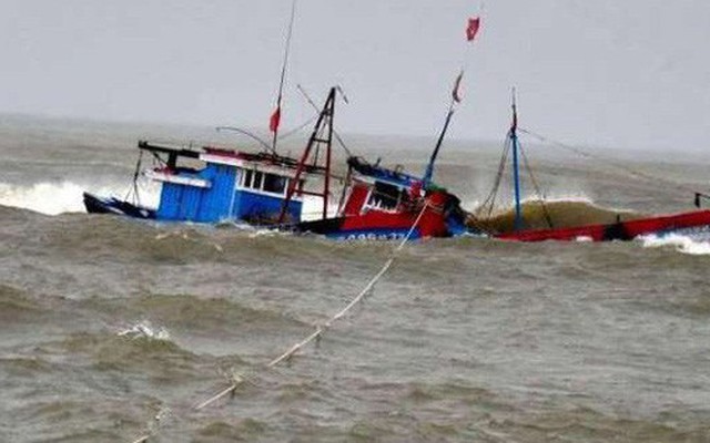 Tàu số hiệu 999 chìm trên biển: Cứu được 2 người, 10 thuyền viên đang mất tích