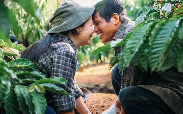 Bộ ảnh đôi vợ chồng U60 tình tứ trên rẫy cà phê gây "sốt" MXH, người cầm máy còn đặc biệt hơn