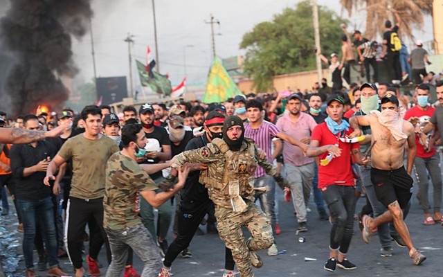 24h qua ảnh: Cảnh sát Iraq tháo chạy khỏi người biểu tình