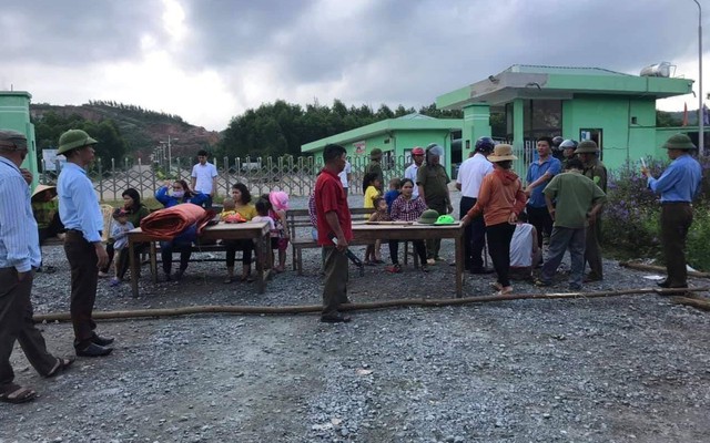 Hàng chục hộ dân dựng rạp, bàn ghế chặn cổng nhà máy rác ở Hà Tĩnh