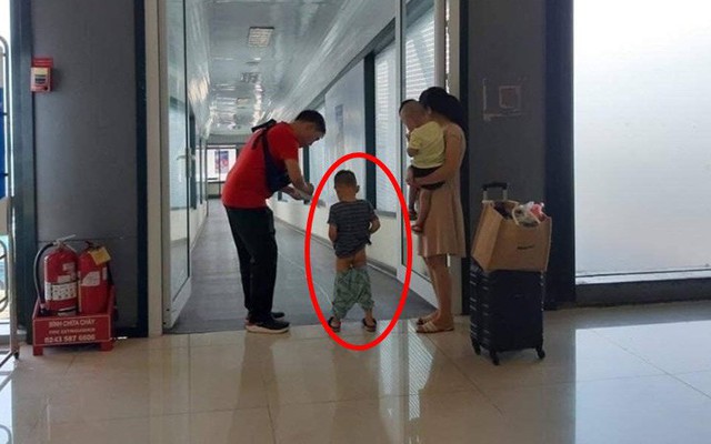 Bức xúc hình ảnh bố mẹ cho con trai đi vệ sinh ngay giữa lối đi ở sân bay