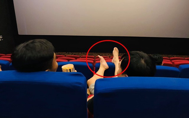 Người đàn ông với "đôi chân hư" trong rạp chiếu phim và "quả đắng" phải nhận sau đó