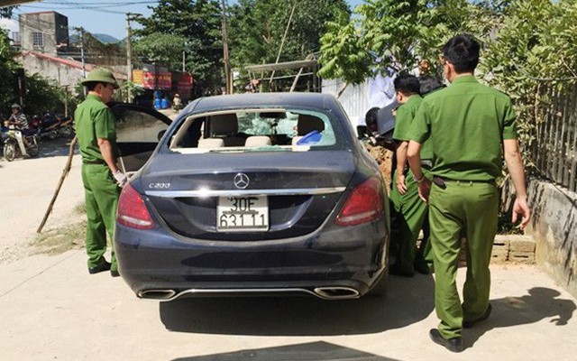 Truy tìm chủ nhân ô tô Mercedes bị đập vỡ kính bỏ bên đường, trong xe có vết máu