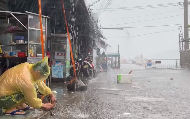 Bão số 6 chỉ còn cách bờ biển các tỉnh từ Bình Định đến Khánh Hòa khoảng 170km