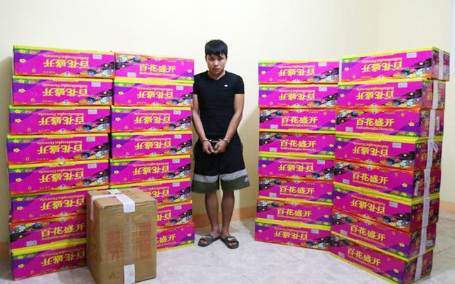 Vận chuyển gần nửa tấn pháo về xuôi "đón Tết"