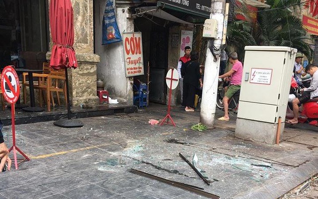 Hà Nội: Tấm kính từ tầng cao khách sạn rơi trúng người đi đường khiến 3 nạn nhân nhập viện cấp cứu