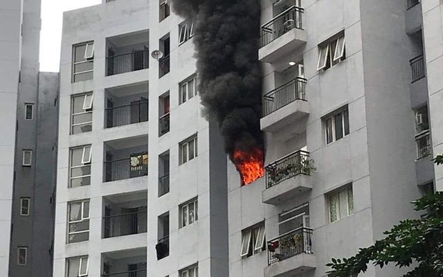 Hà Nội: Cháy chung cư, cột khói đen bốc lên cuồn cuộn, người dân hoảng loạn