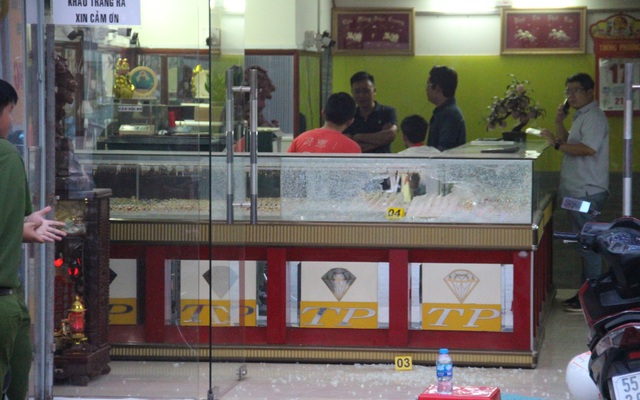 Bắt hai nghi phạm dùng súng cướp tiệm vàng ở TP.HCM