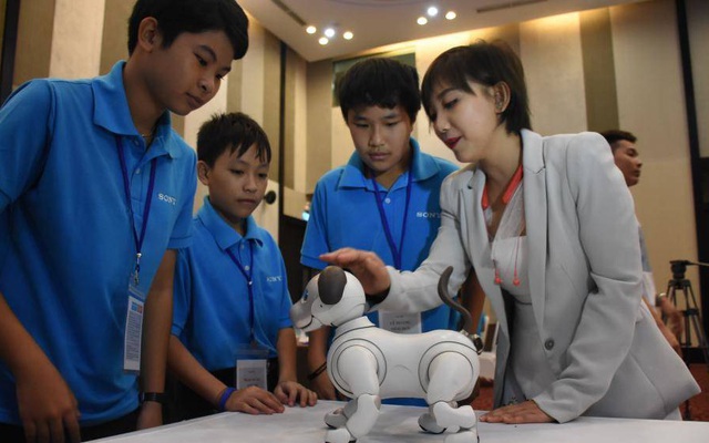 Học sinh Đà Nẵng tìm hiểu khoa học cùng chú chó Robot Aibo