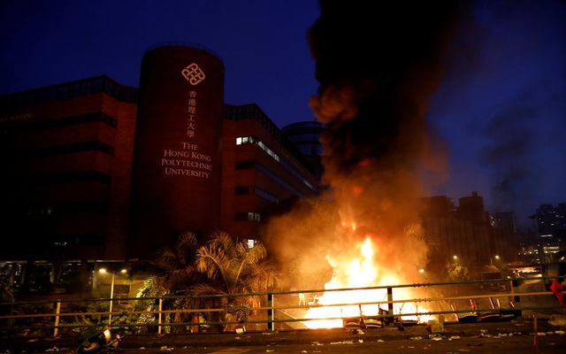 Nguy cơ đụng độ đẫm máu ở Hong Kong: Cảnh sát bao vây Đại học Bách Khoa, đe dọa bắn đạn thật