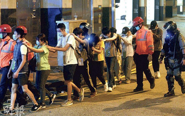 Báo Hong Kong: Cạn kiệt lương thực, hơn 70 người biểu tình xếp hàng "trình diện" bên ngoài ĐH Bách Khoa