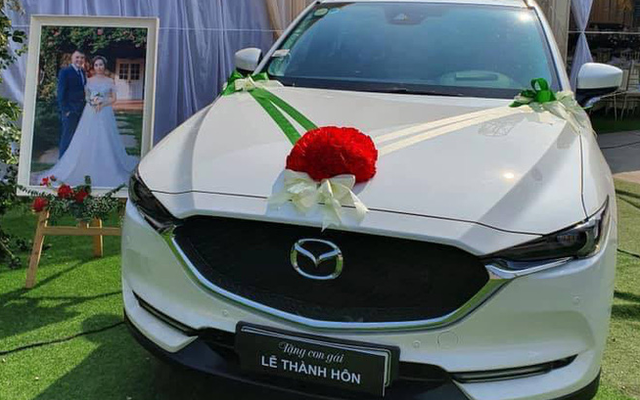 Dân mạng xôn xao bức ảnh bố mang ô tô Mazda trắng đến tận lễ cưới để tặng cho con gái