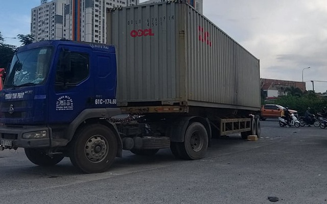 Chạy nhầm đường, 2 vợ chồng bị container cuốn vào gầm xe ở Sài Gòn