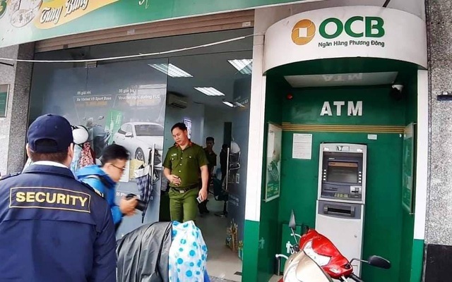 Bịt mặt, che camera trụ ATM ngân hàng Phương Đông để trộm tiền