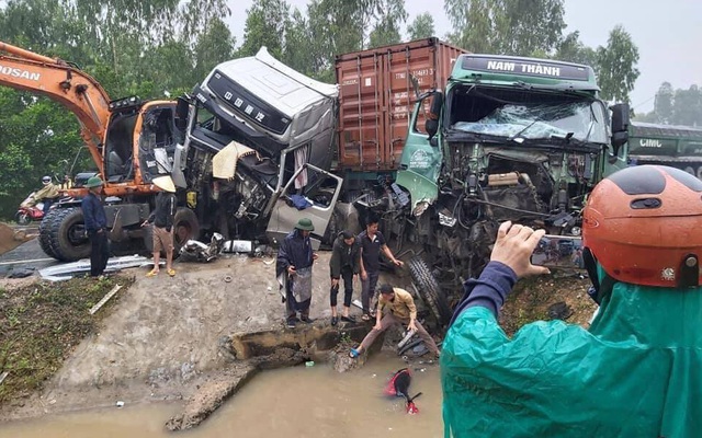 Tai nạn liên hoàn, 2 xe đầu kéo và máy xúc biến dạng, dính chặt nhau trên quốc lộ