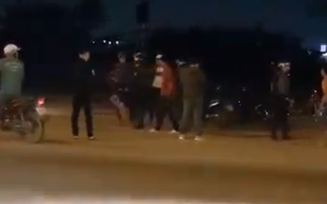 Nam thanh niên tấn công CSCĐ đang xử lý xe máy kẹp 3 không đội mũ bảo hiểm