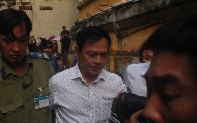 Nguyên Viện phó VKSND TP. Đà Nẵng Nguyễn Hữu Linh "cố thủ", né tránh phóng viên khi đến tòa xử dâm ô trẻ em?