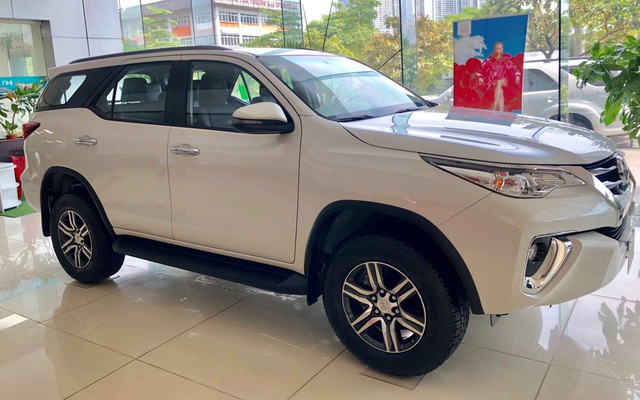 Hết thời “bia kèm lạc”, Toyota Fortuner giảm sốc cả trăm triệu đồng