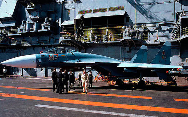 Màn hạ cánh lịch sử của tiêm kích Su-33 trên tàu sân bay Đô đốc Kuznetsov