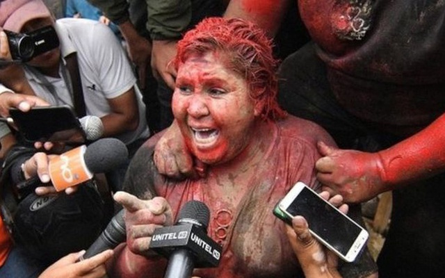 Nữ thị trưởng bị người biểu tình lôi đi, sơn tóc